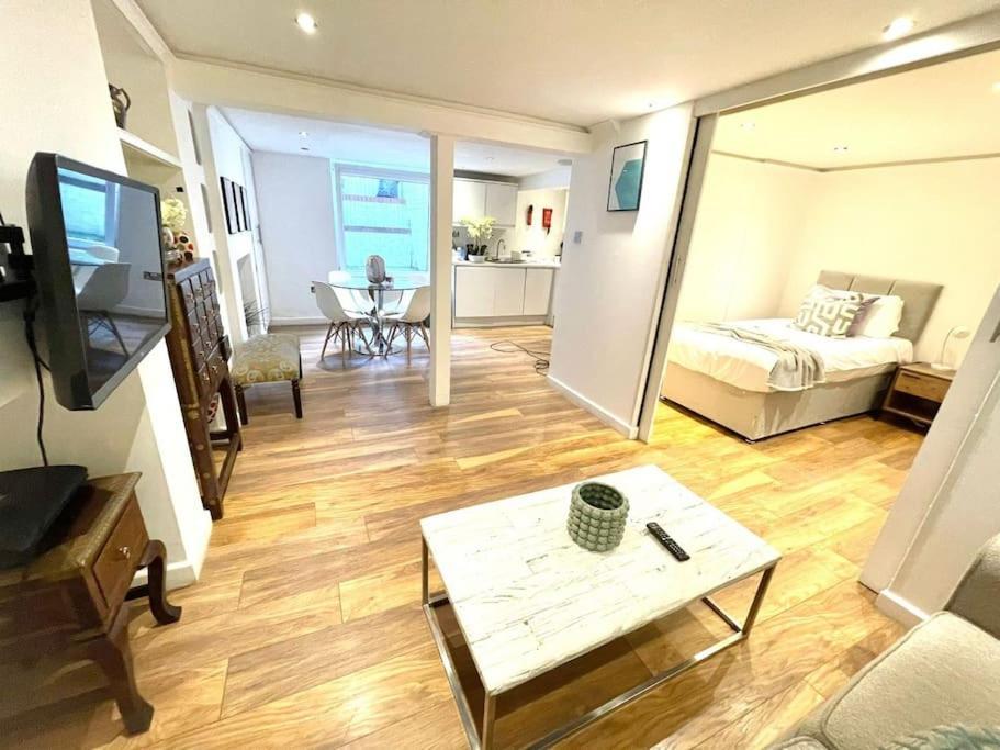 Historical Building / Cozy Basement Apt / Central Cambridge  Exterior photo
